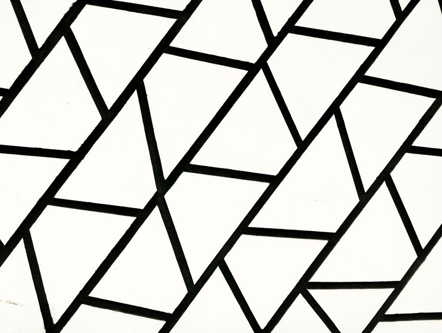 Abstract Egyptisch design met moderne kleurenschema's op muur.