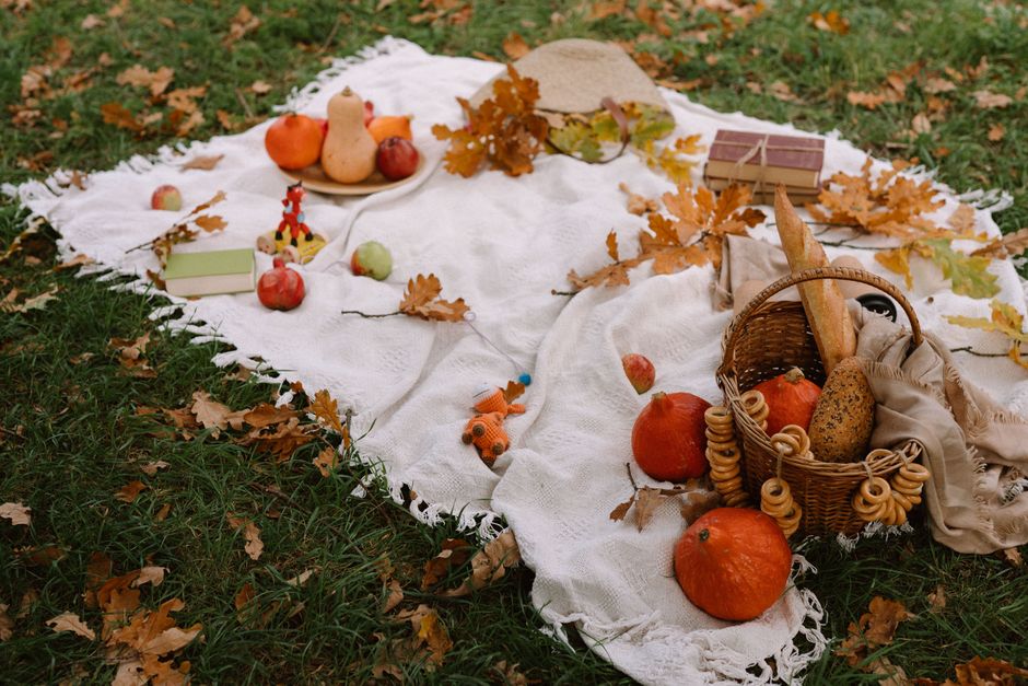 Gezellige tafelopstelling met herfstkleuren servies