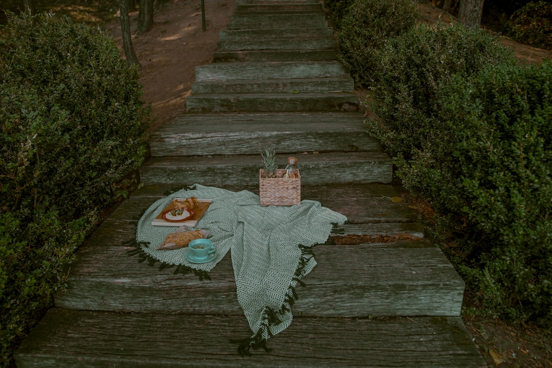Herfst picknick deken met pompoenen en bladeren