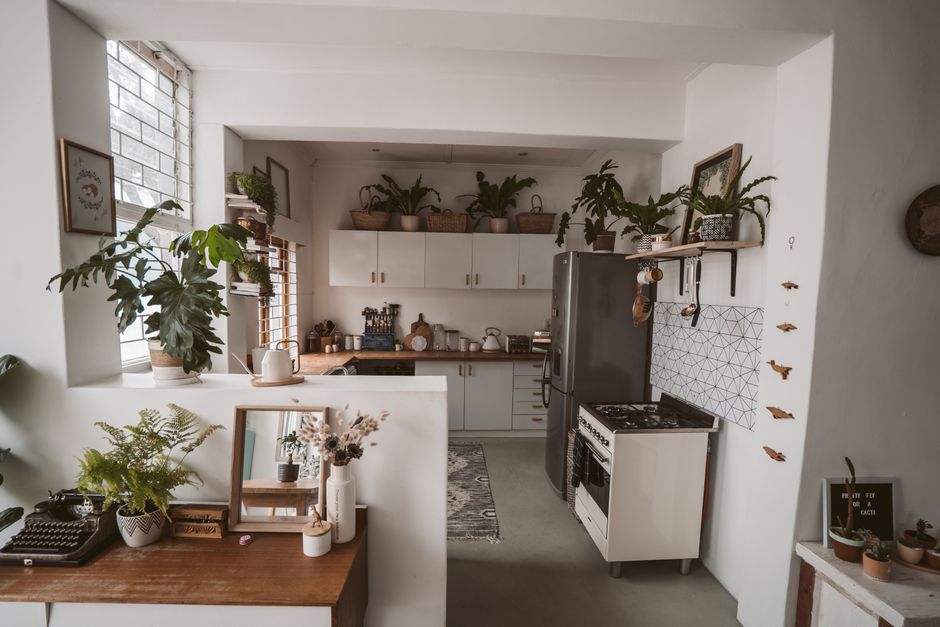 Gezellige bohemien eettafel met herfstdecoraties.