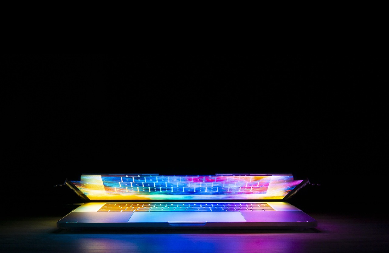 Spiegels reflecteren licht in een noordelijke kamer.