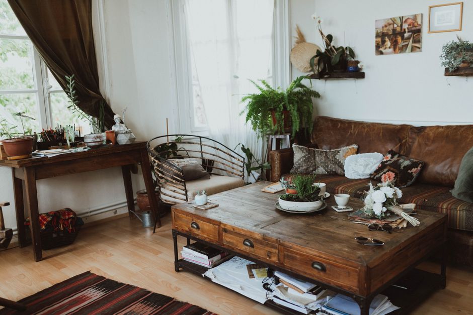 Gezellige bohemien woonkamer met kleurrijke kussens.