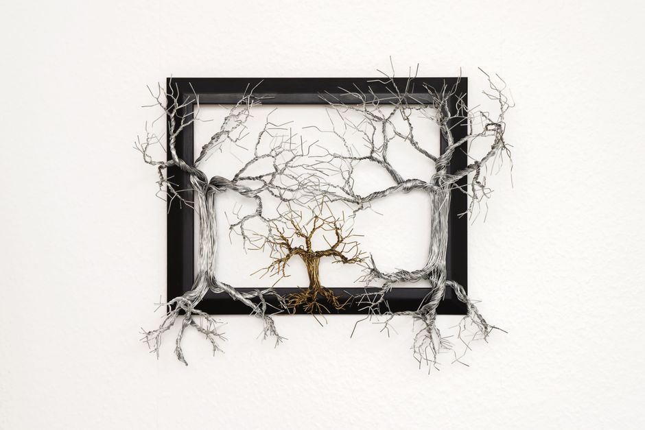 Abstracte herfstposter in metaal aan muur.