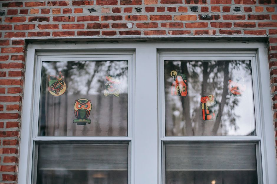 Gezellige woonkamer met vitrailstickers voor privacy.